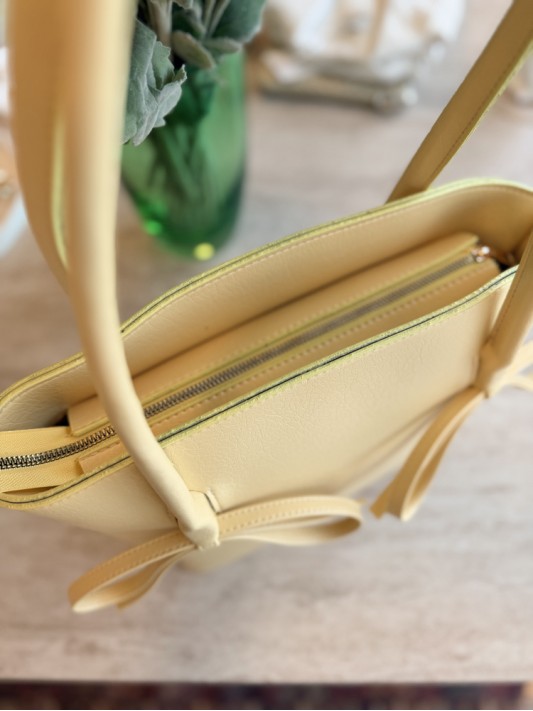 Sarı Fiyonklu Çanta